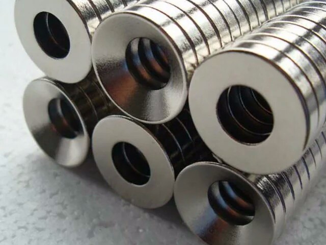 Countersunk tool magnet
