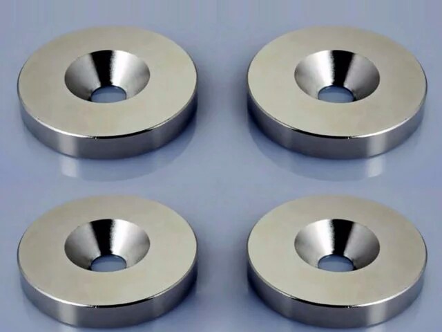 Countersunk tool magnet