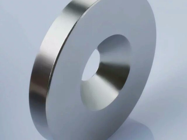 Countersunk tool magnet