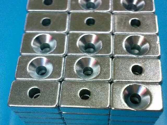 Countersunk tool magnet