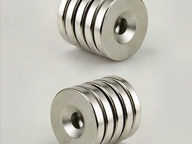 Countersunk tool magnet