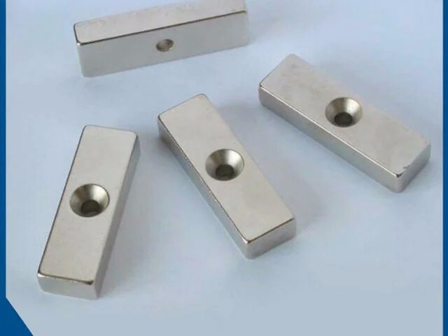 Countersunk tool magnet
