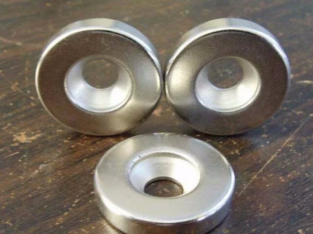 Countersunk tool magnet